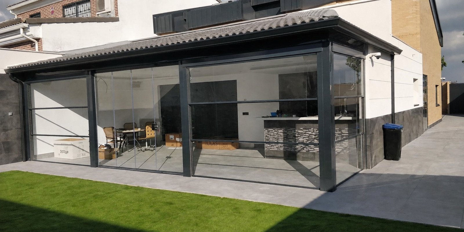 Cerramiento de cristal instalado en una vivienda